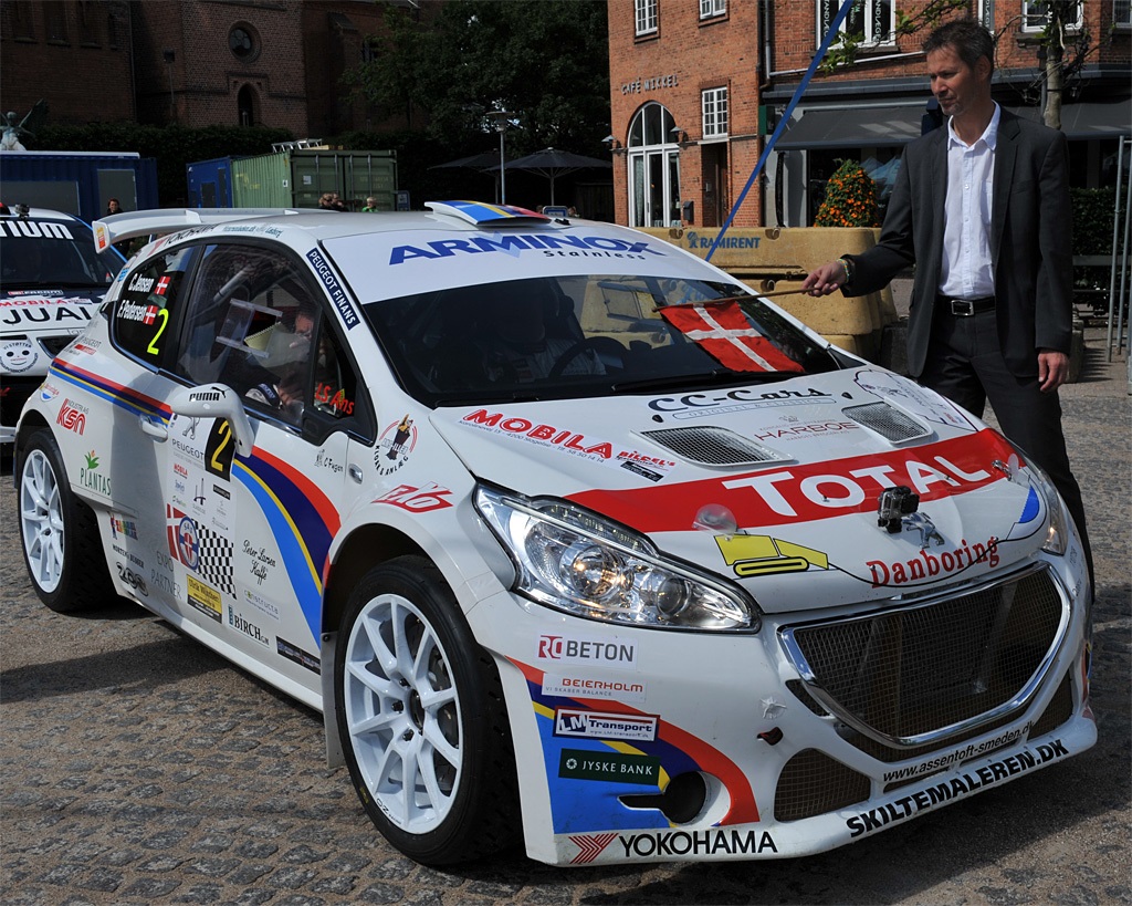 Slagelse Kommunes borgmester, Sten Knuth, stod for den ceremonielle start på Peugeot Rally. Her er det løbets senere vindere, Christian Jensen og Freddy Pedersen, han sender afsted fra Nytorv i Slagelse.